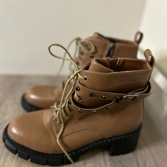 Stylish Tan Ankle Boots - Picture 3 of 7